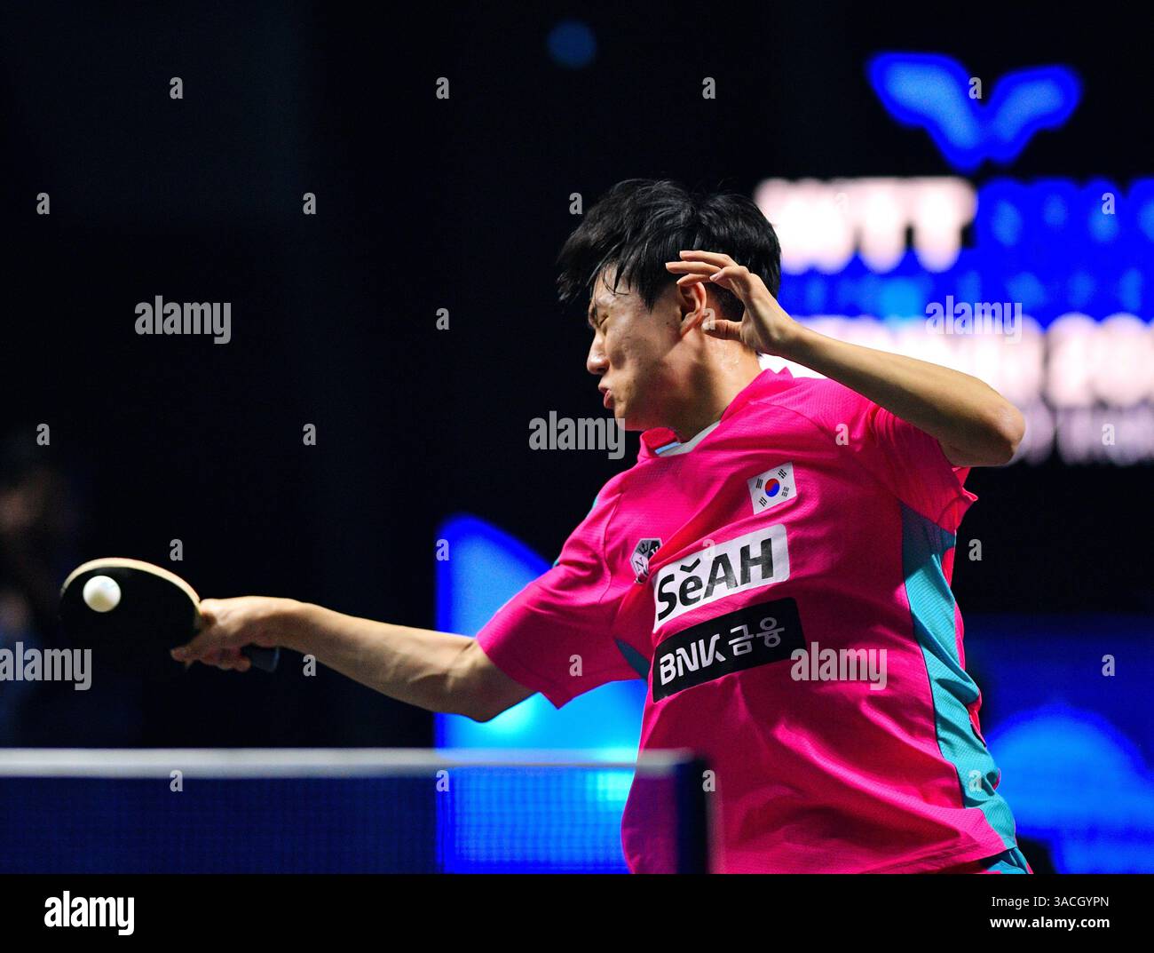 Chennai, Indien. 30. März 2025. Der 18-jährige Oh Jun-sung triumphierte in einem packenden Siebenspiel für Männer im Singles gegen den französischen Konkurrenten Thibault Poret Stockfoto