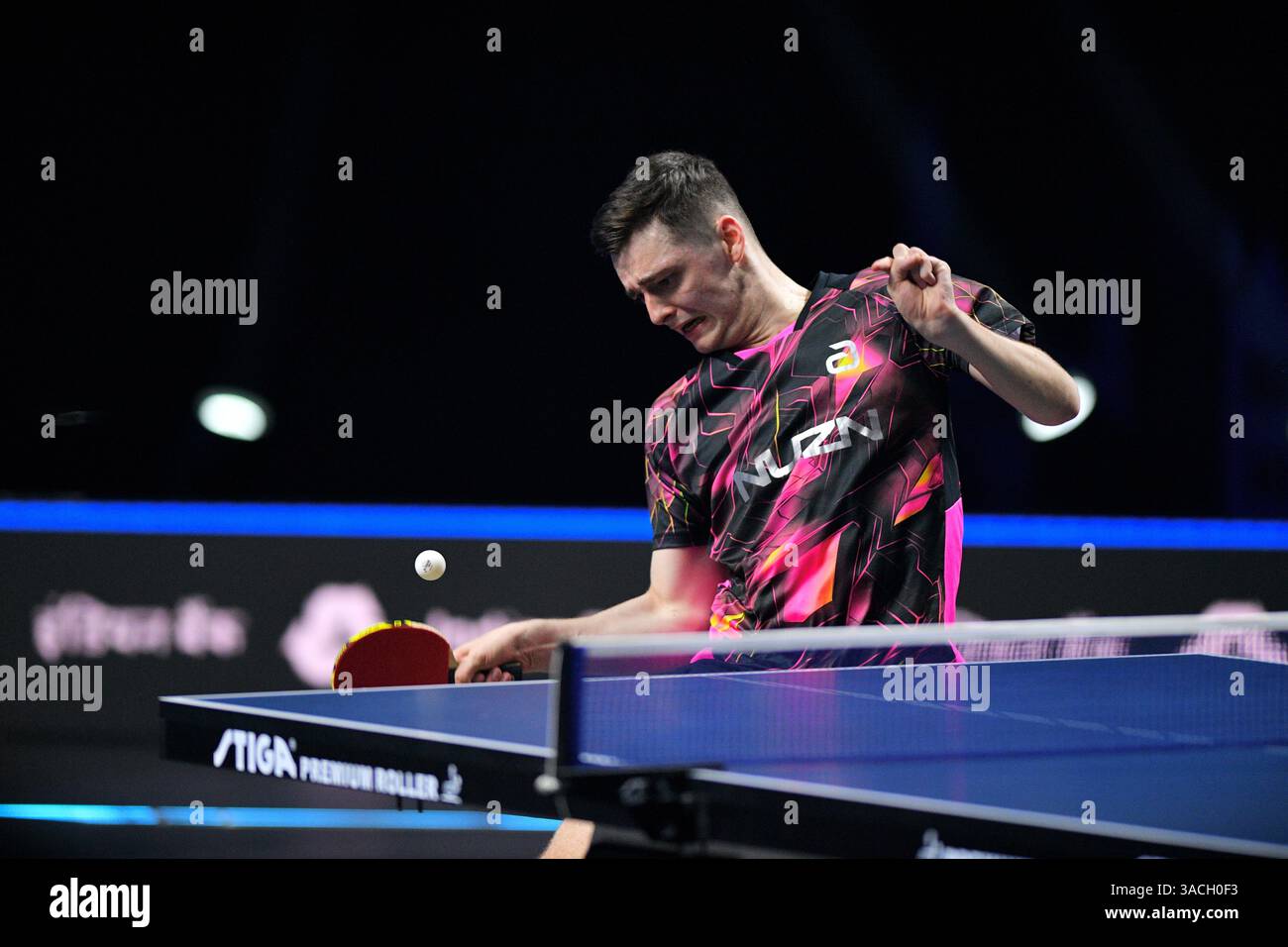 Chennai, Indien. 30. März 2025. Der 18-jährige Oh Jun-sung triumphierte in einem packenden Siebenspiel für Männer im Singles gegen den französischen Konkurrenten Thibault Poret Stockfoto