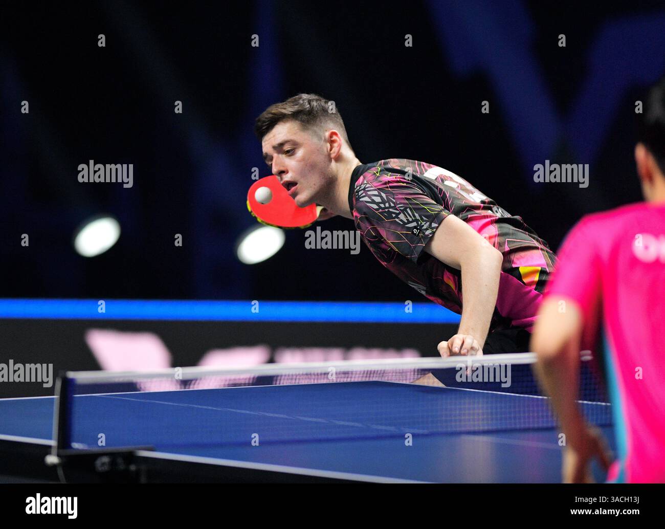 Chennai, Indien. 30. März 2025. Der 18-jährige Oh Jun-sung triumphierte in einem packenden Siebenspiel für Männer im Singles gegen den französischen Konkurrenten Thibault Poret Stockfoto