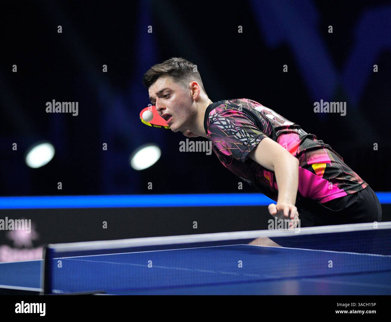 Chennai, Indien. 30. März 2025. Der 18-jährige Oh Jun-sung triumphierte in einem packenden Siebenspiel für Männer im Singles gegen den französischen Konkurrenten Thibault Poret Stockfoto