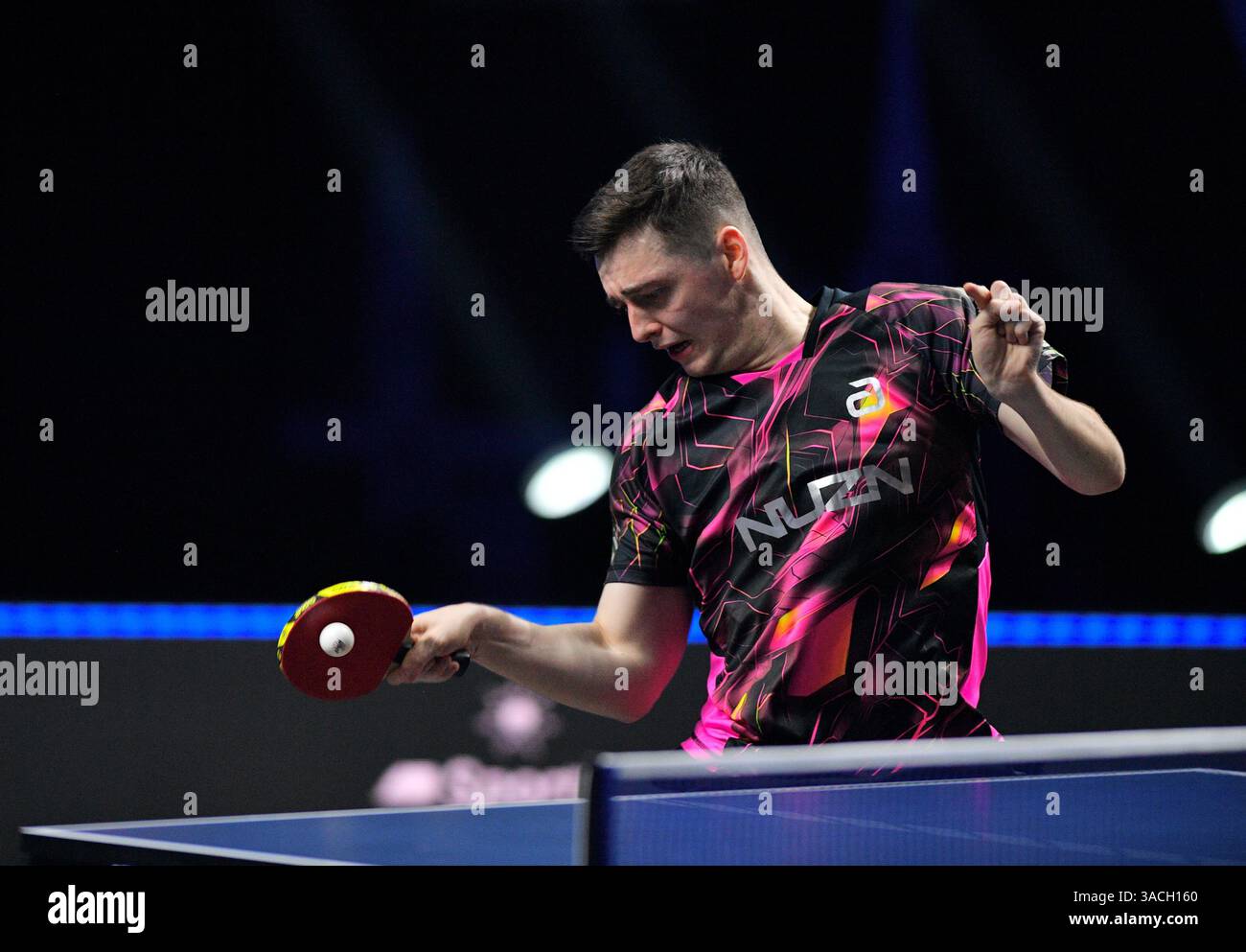 Chennai, Indien. 30. März 2025. Der 18-jährige Oh Jun-sung triumphierte in einem packenden Siebenspiel für Männer im Singles gegen den französischen Konkurrenten Thibault Poret Stockfoto