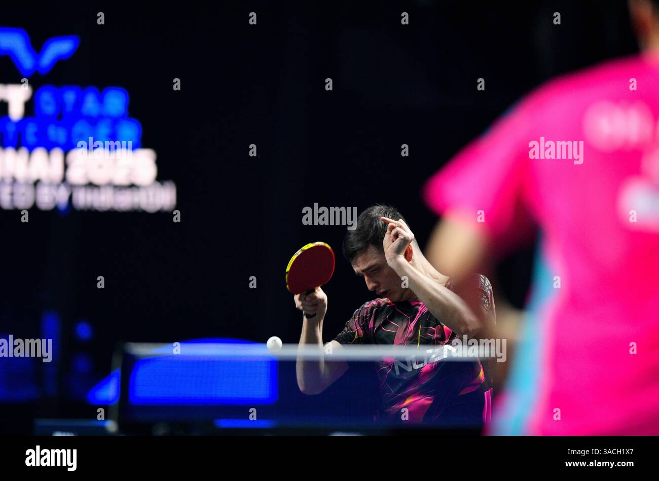 Chennai, Indien. 30. März 2025. Der 18-jährige Oh Jun-sung triumphierte in einem packenden Siebenspiel für Männer im Singles gegen den französischen Konkurrenten Thibault Poret Stockfoto