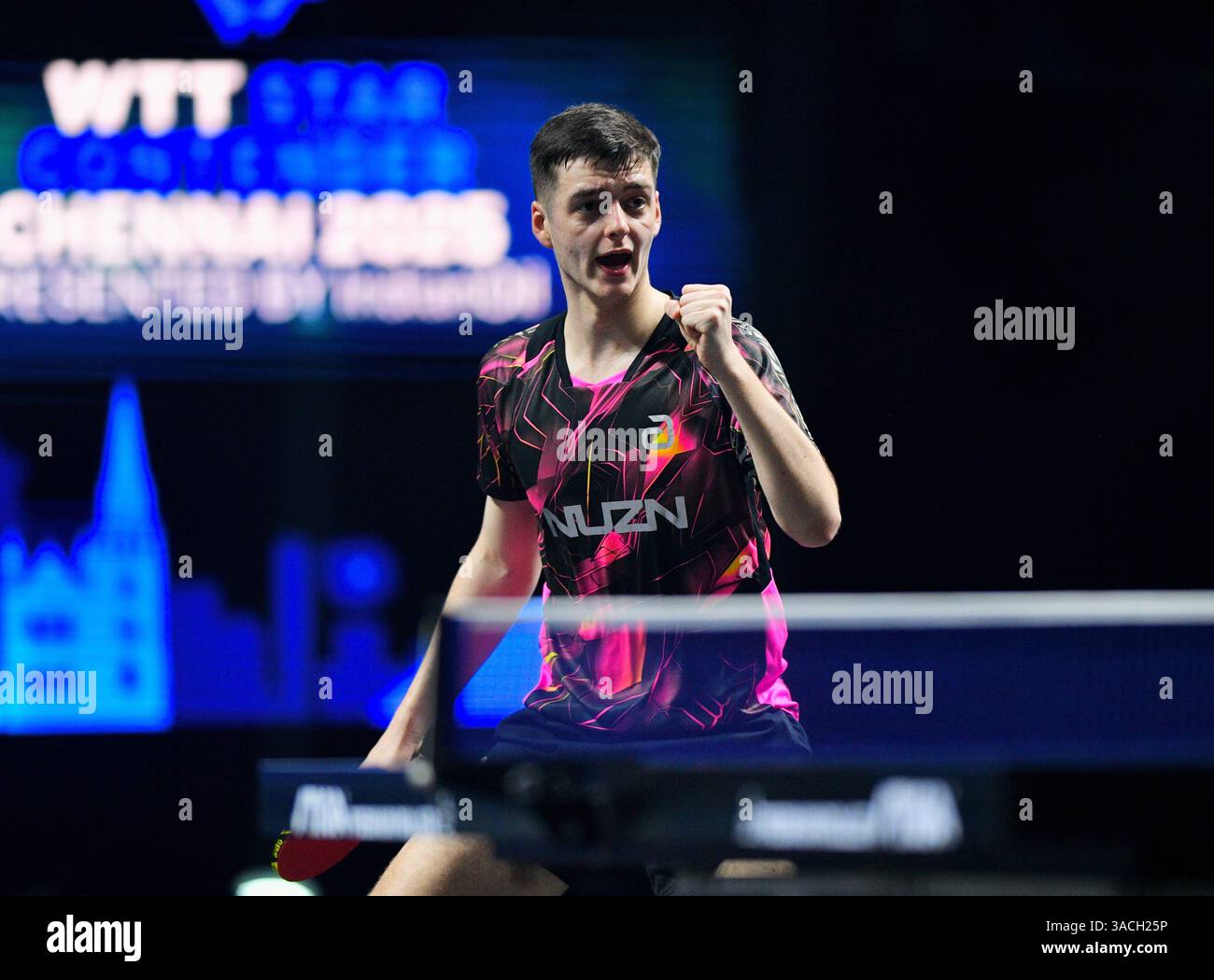 Chennai, Indien. 30. März 2025. Der 18-jährige Oh Jun-sung triumphierte in einem packenden Siebenspiel für Männer im Singles gegen den französischen Konkurrenten Thibault Poret Stockfoto