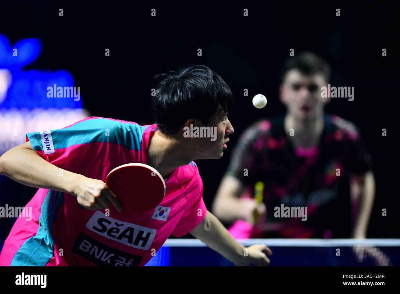 Chennai, Indien. 30. März 2025. Der 18-jährige Oh Jun-sung triumphierte in einem packenden Siebenspiel für Männer im Singles gegen den französischen Konkurrenten Thibault Poret Stockfoto