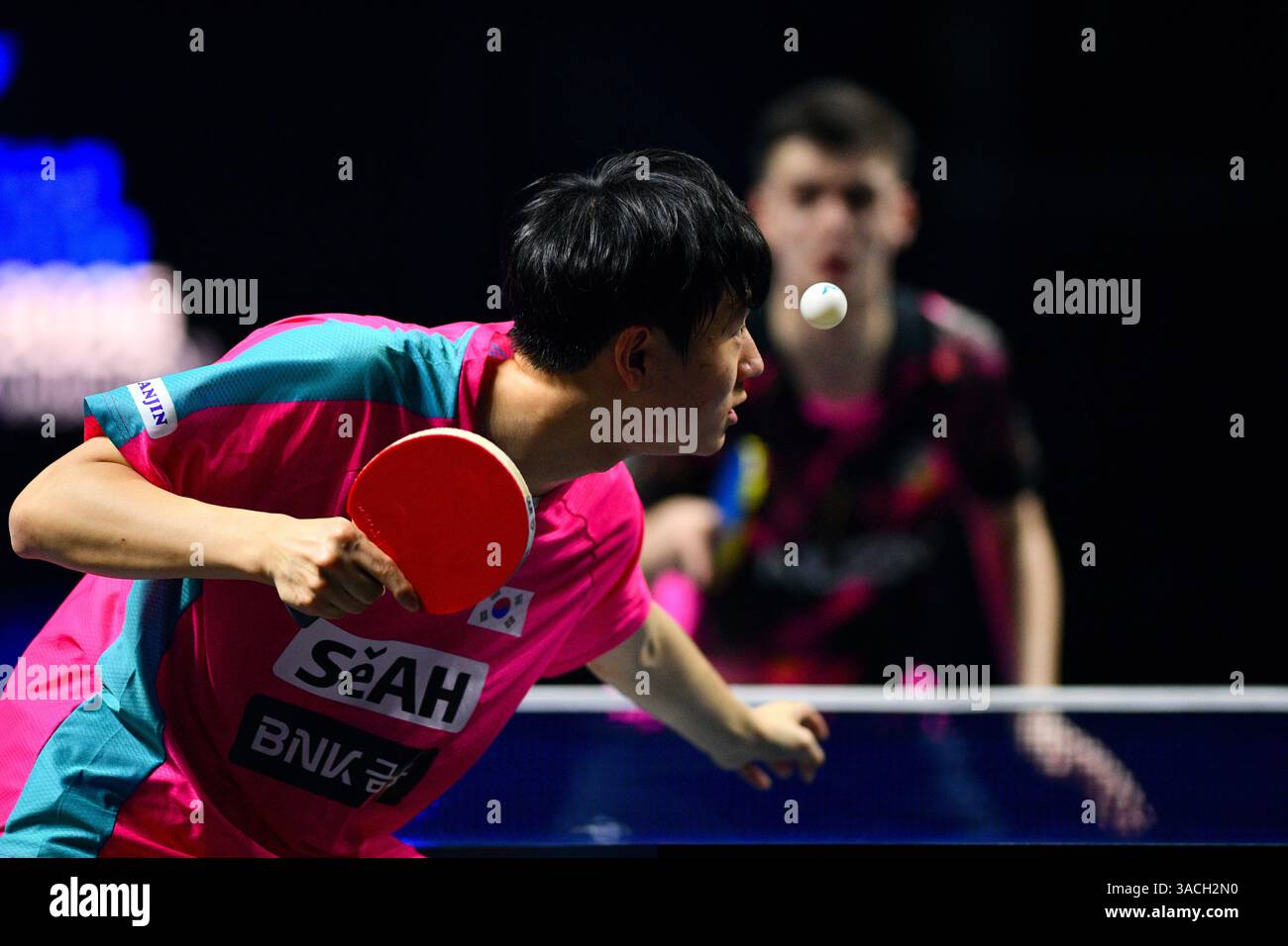 Chennai, Indien. 30. März 2025. Der 18-jährige Oh Jun-sung triumphierte in einem packenden Siebenspiel für Männer im Singles gegen den französischen Konkurrenten Thibault Poret Stockfoto