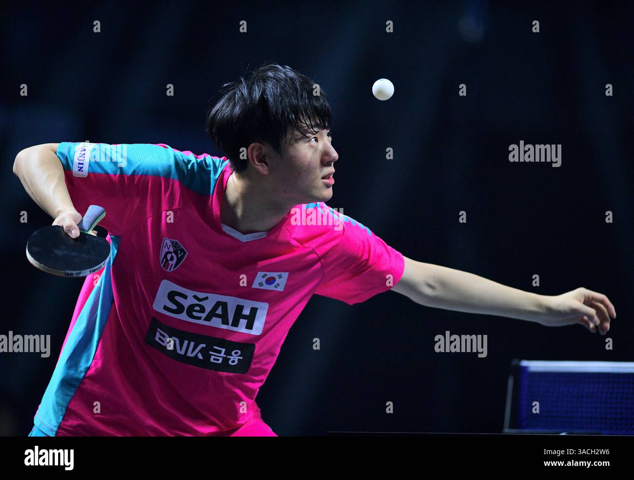 Chennai, Indien. 30. März 2025. Der 18-jährige Oh Jun-sung triumphierte in einem packenden Siebenspiel für Männer im Singles gegen den französischen Konkurrenten Thibault Poret Stockfoto