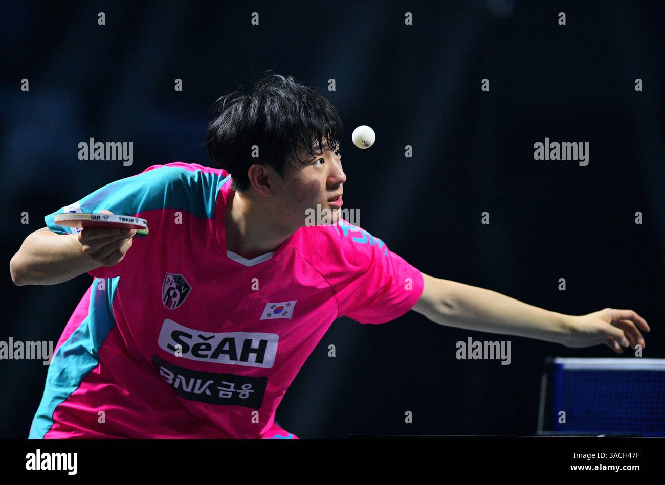 Chennai, Indien. 30. März 2025. Der 18-jährige Oh Jun-sung triumphierte in einem packenden Siebenspiel für Männer im Singles gegen den französischen Konkurrenten Thibault Poret Stockfoto