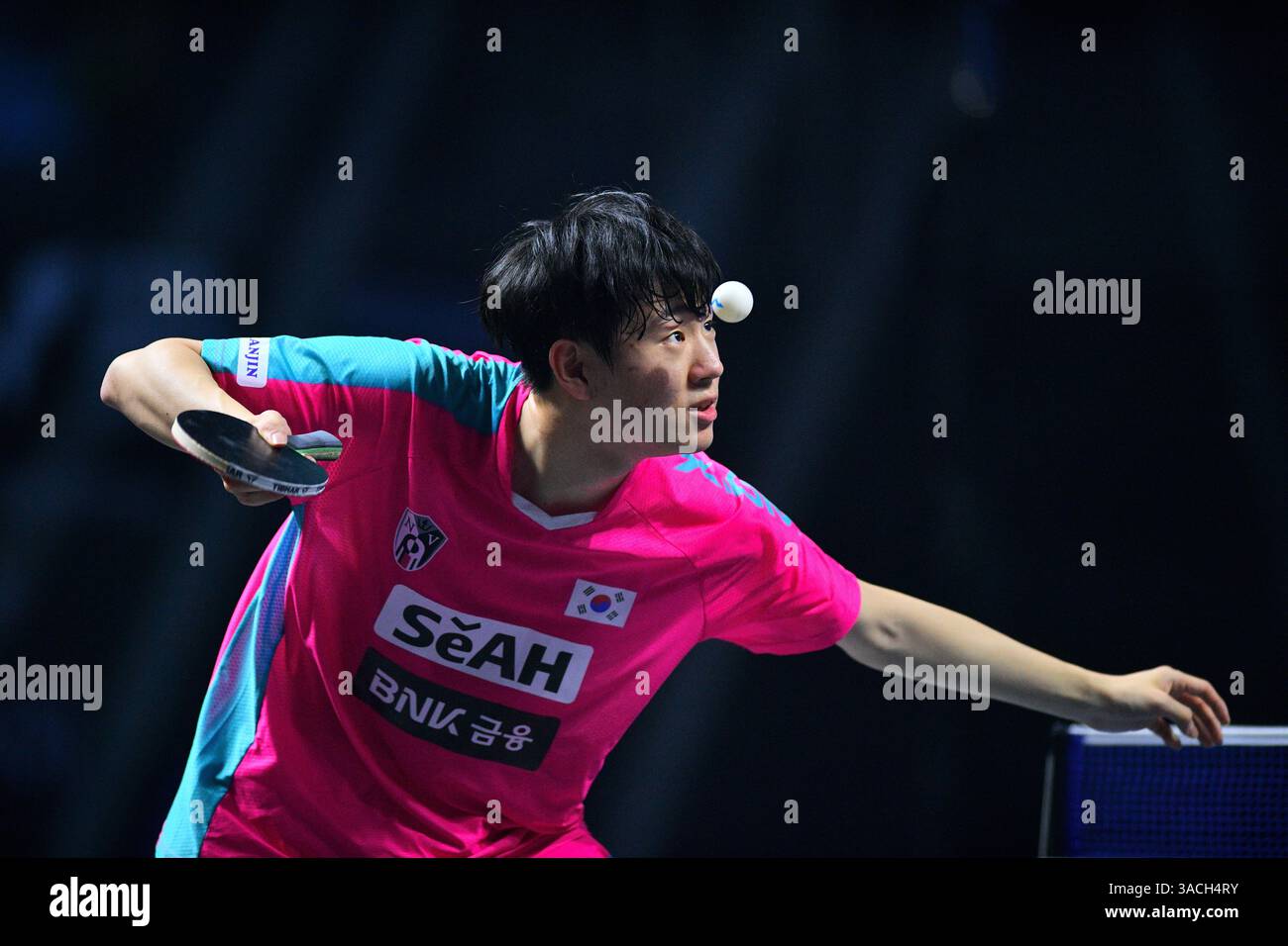 Chennai, Indien. 30. März 2025. Der 18-jährige Oh Jun-sung triumphierte in einem packenden Siebenspiel für Männer im Singles gegen den französischen Konkurrenten Thibault Poret Stockfoto