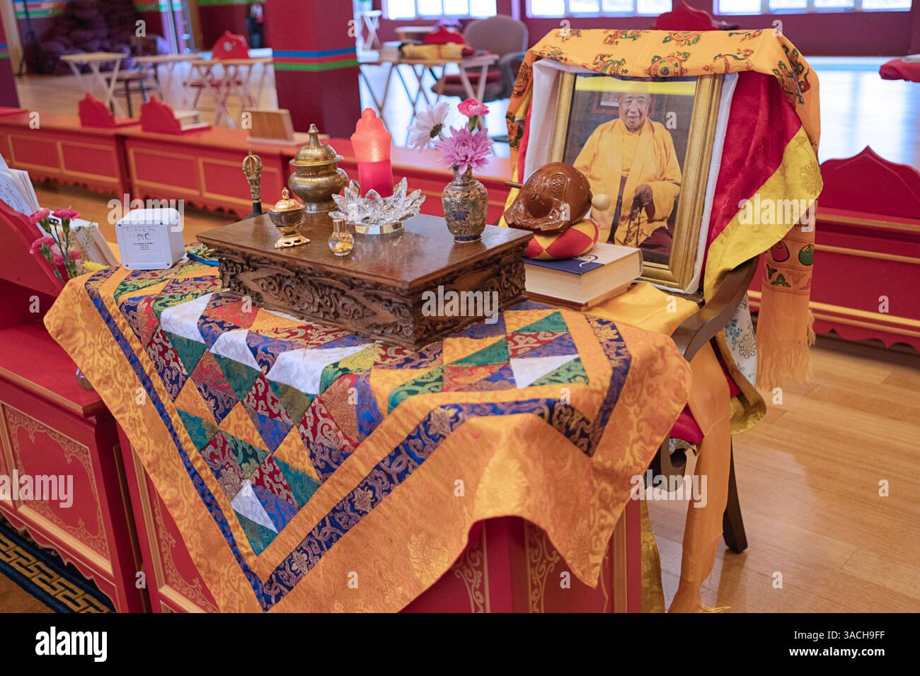 Die Gebetsstation eines verstorbenen Mönchs im Kagyu Thubten Chöling Kloster in Wappingers Falls, New York. Stockfoto