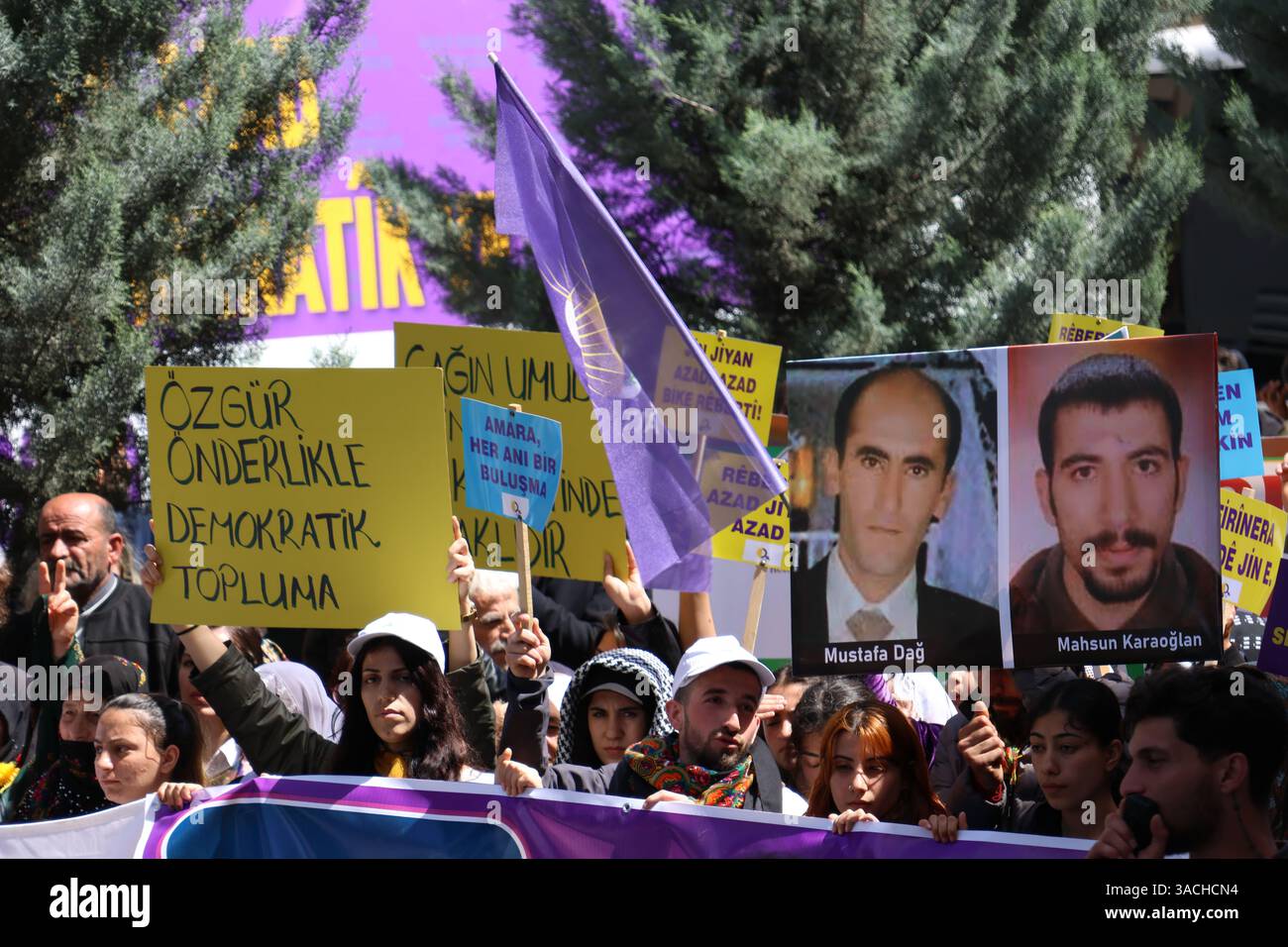 Abdullah Öcalans Geburtstagsfeier, Şanlıurfa, Türkei Ömerli, 4. April 2025. Im Rahmen der Geburtstagsfeier des Vorsitzenden der Kurdischen Arbeiterpartei (PKK), Abdullah Öcalan, marschieren Tausende von Menschen unter der Führung der dem-Partei in das Geburtsdorf Öcalans. Stockfoto