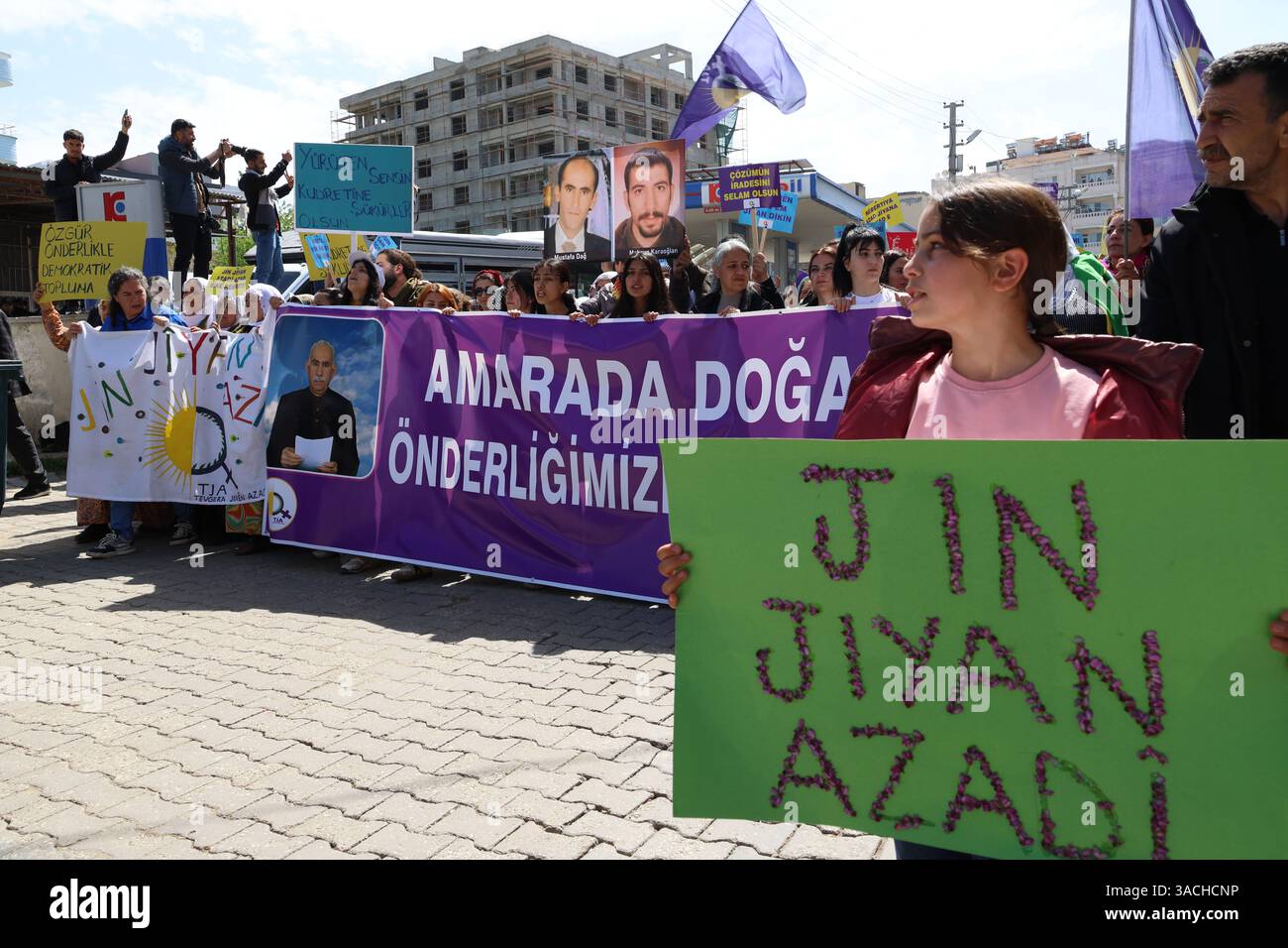 Abdullah Öcalans Geburtstagsfeier, Şanlıurfa, Türkei Ömerli, 4. April 2025. Im Rahmen der Geburtstagsfeier des Vorsitzenden der Kurdischen Arbeiterpartei (PKK), Abdullah Öcalan, marschieren Tausende von Menschen unter der Führung der dem-Partei in das Geburtsdorf Öcalans. Stockfoto