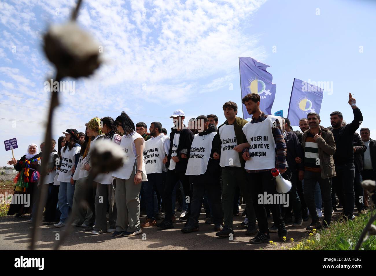 Abdullah Öcalans Geburtstagsfeier, Şanlıurfa, Türkei Ömerli, 4. April 2025. Im Rahmen der Geburtstagsfeier des Vorsitzenden der Kurdischen Arbeiterpartei (PKK), Abdullah Öcalan, marschieren Tausende von Menschen unter der Führung der dem-Partei in das Geburtsdorf Öcalans. Stockfoto