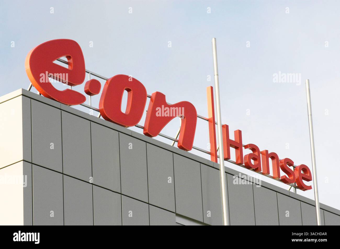 November 2004 - Quickborn, DEUTSCHLAND - E.. AM Hauptsitz von Hanse. Mit knapp EUR68 Milliarden Umsätzen und rund 81.000 Mitarbeitern hat E.. ON ist eines der größten öffentlichen Versorgungsunternehmen in Europa und der weltweit größte Investor-eigene Energiedienstleister. (Bild: © Volkmar Schulz/Keystone Pressedienst/ZUMA Press) Stockfoto