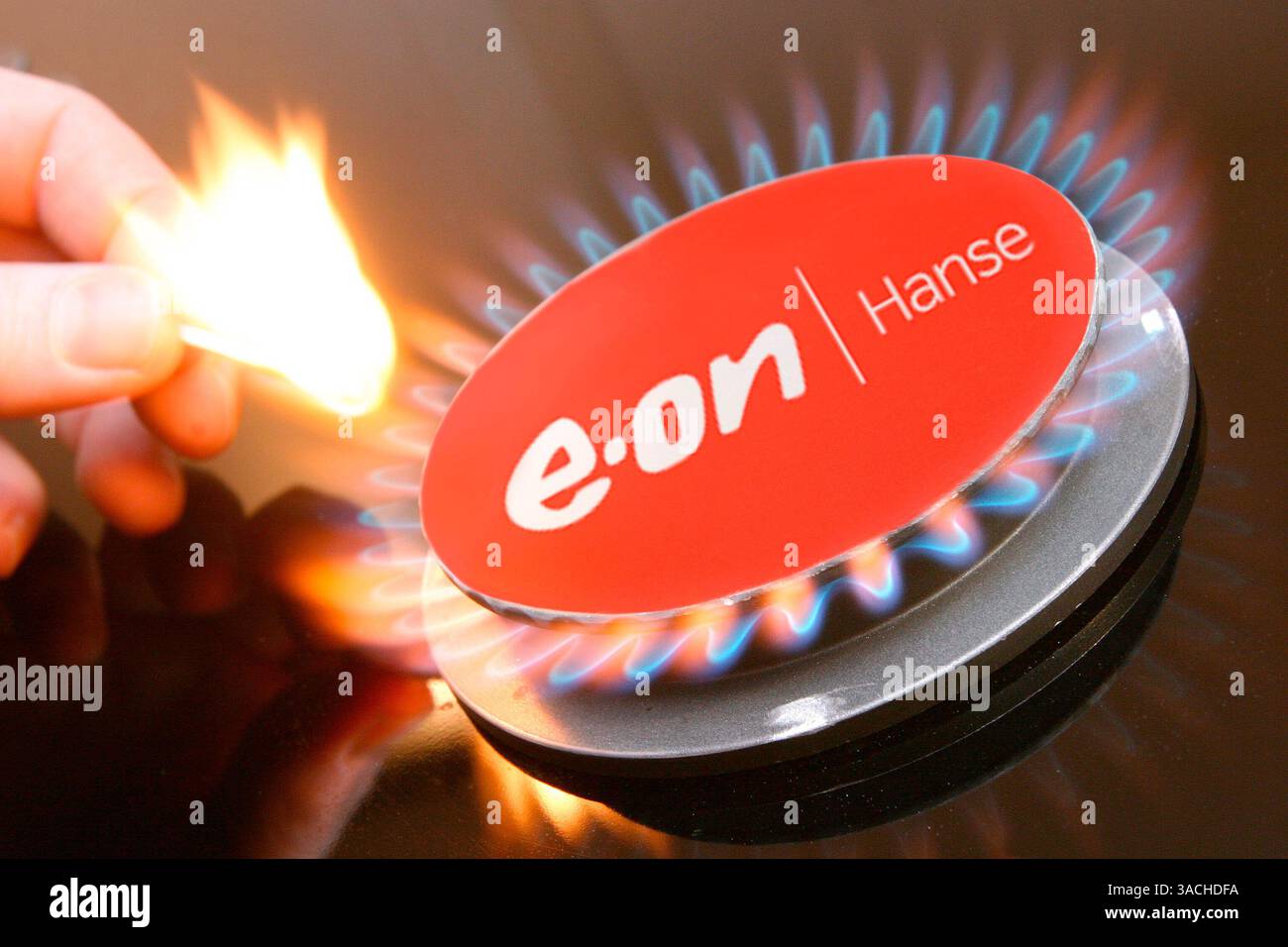 November 2005 - Hamburg, DEUTSCHLAND - mit knapp EUR68 Milliarden Umsatz und rund 81.000 Mitarbeitern, E.. ON ist eines der größten öffentlichen Versorgungsunternehmen in Europa und der weltweit größte Investor-eigene Energiedienstleister. Montage: Jessica Fortmann (Foto: © KEYSTONE /KEYSTONE Pressedienst/ZUMA Press) Stockfoto