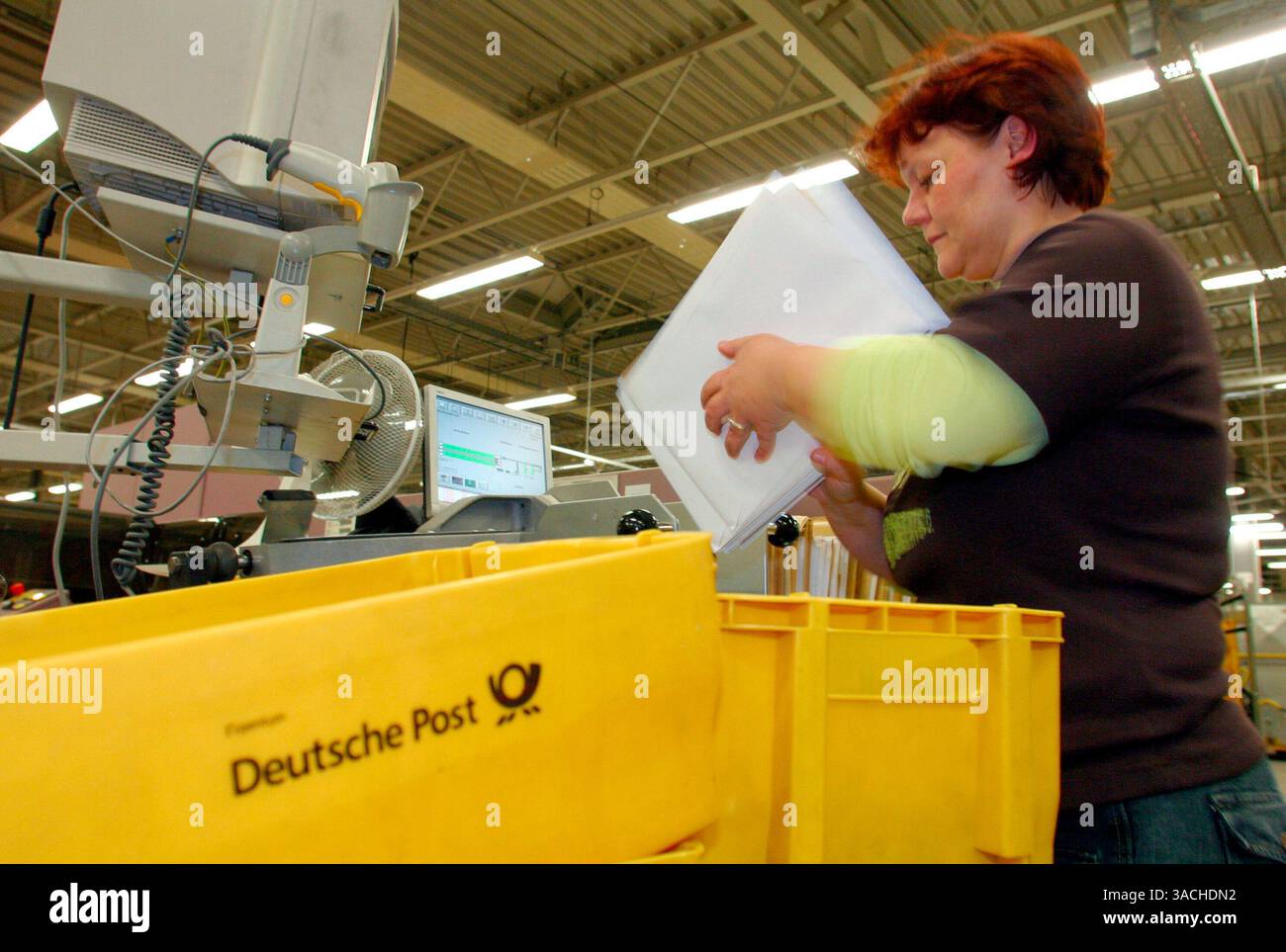 Dezember 2005 - Köln, DEUTSCHLAND - Briefsortierzentrum bei der Deutschen Post AG. Ein deutscher Post-, Logistik- und Kurierdienst mit Sitz in Bonn war zuvor der staatliche Postmonopolist in Deutschland. Es beschäftigt 500.000 Mitarbeiter in mehr als 220 Ländern und Regionen weltweit (Credit Image: Keystone Pressedienst/ZUMAPRESS.com) Stockfoto