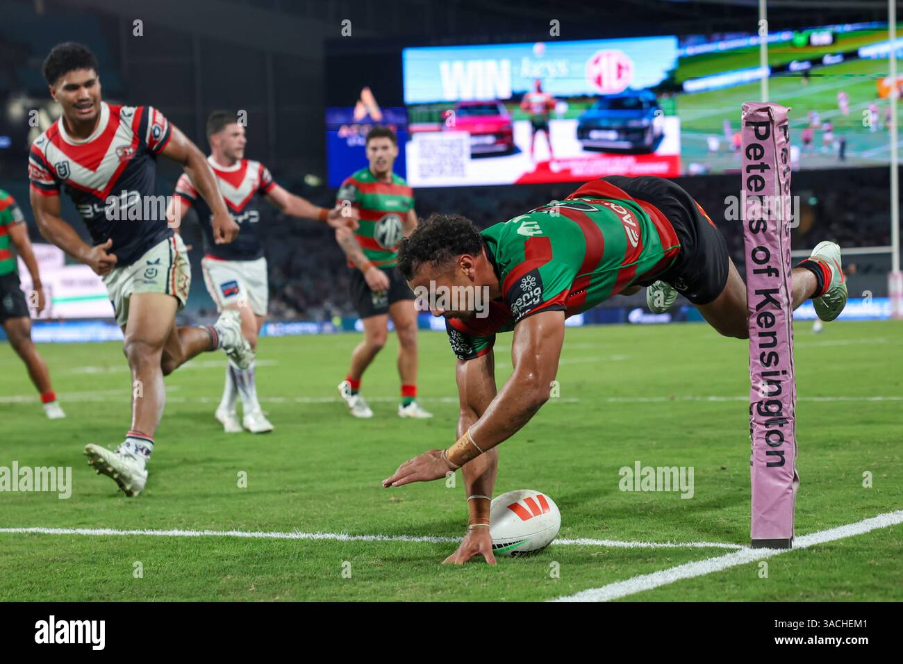 Sydney, Australien. April 2025. Isaiah Tass von den Rabbitohs erzielt einen Versuch während des NRL-Spiels der South Sydney Rabbitohs gegen die Sydney Roosters im Accor Stadium in Sydney am Freitag, 4. April 2025. (AAP Image/Mark Evans) KEINE ARCHIVIERUNG, NUR REDAKTIONELLE VERWENDUNG Credit: Australian Associated Press/Alamy Live News Stockfoto