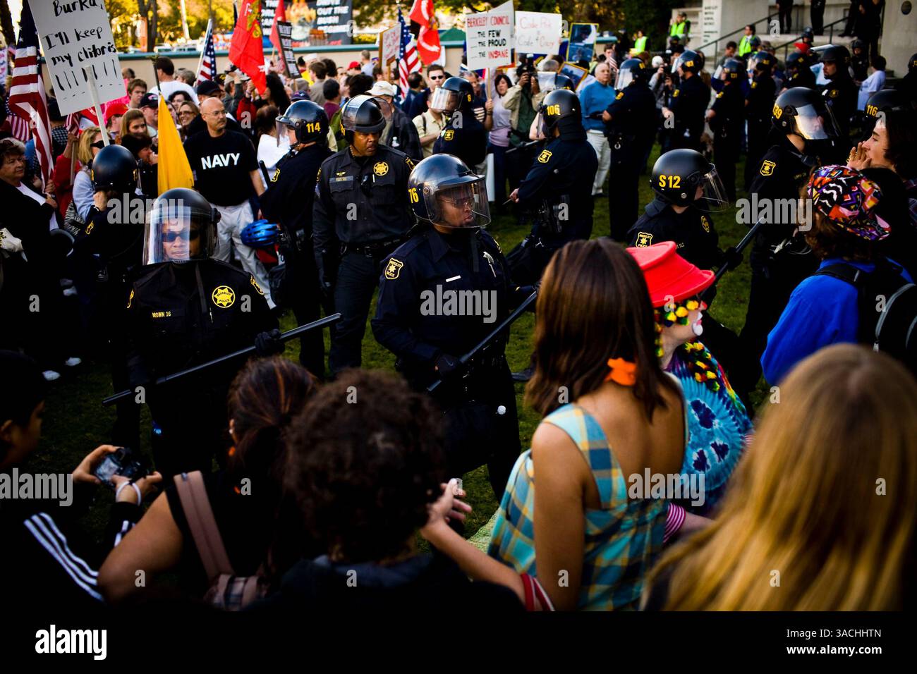 12. Februar 2008 – Berkeley, Kalifornien, USA – Eine Entscheidung des Stadtrates von Berkeley, auf die Anwesenheit des Rekrutierungsbüros des Marine Corps in seiner Stadt zu verzichten, löste eine weit verbreitete Debatte aus, die Hunderte in das Rathaus von Berkeley zog, um zu erfahren, ob der rat seine Entscheidung widerrufen würde. Anti-Kriegs-Demonstranten reihten sich auf einer Seite von Martin Luther King Jr. an Way und pro-militärische Unterstützer auf der anderen. Beide Gruppen sangen Lieder, zündeten Musik aus Lautsprechern und verhöhnten sich gegenseitig, und mehrere Verhaftungen wurden durchgeführt. (Bild: © Dave Getzschman/ZUMA Press) Stockfoto