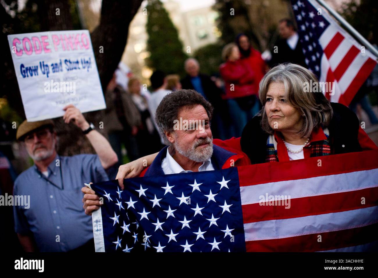 Februar 2008 – Berkeley, Kalifornien, USA – Jim Bitter und Elizabeth Manning unterstützen das Militär in Berkeley, Kalifornien. „Sie nehmen alles als selbstverständlich an“, sagte Manning über die Anti-Kriegs-Menge. "Man muss wachsam sein - man muss über seine Freiheit nachdenken." Eine Entscheidung des Stadtrates von Berkeley, auf die Anwesenheit des Rekrutierungsbüros des Marine Corps in seiner Stadt zu verzichten, löste eine weit verbreitete Debatte aus und zog Hunderte ins Rathaus von Berkeley, um zu erfahren, ob der rat seine Entscheidung widerrufen würde. Anti-Kriegs-Demonstranten reihten sich auf einer Seite von Martin Luther King Jr. an Way und pro-militärische Unterstützer auf dem OT Stockfoto