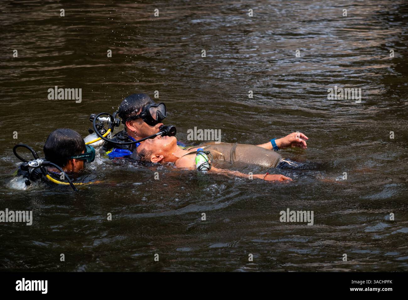 Chiang Mai, Thailand. April 2025. Katastrophenschutz- und Schadensbegrenzungsbeamte werden während einer Wasserrettung am Graben beobachtet, wie sie die Wasserrettung eines ertrinkenden Opfers üben. Die Gemeinde Chiang Mai führte Hochhaus- und Wasserrettungsübungen durch, um das Notfallpersonal auf mögliche Vorfälle während des Songkran Festivals und mögliche Erdbeben vorzubereiten. (Foto: Pongmanat Tasiri/SOPA Images/SIPA USA) Credit: SIPA US/Alamy Live News Stockfoto