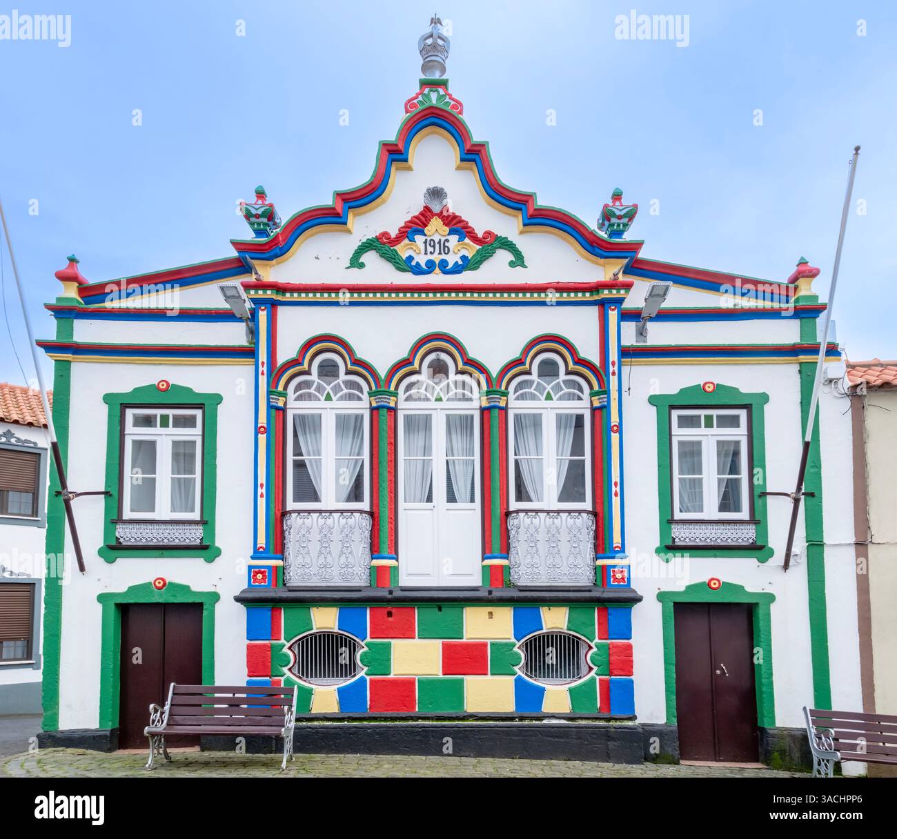 Eine lebendige „Imperio“-Kapelle in Terceira, die das architektonische Erbe der Insel und seine Verbindung zu den Espirito Santo-Festlichkeiten zeigt. Portugiesisch Stockfoto