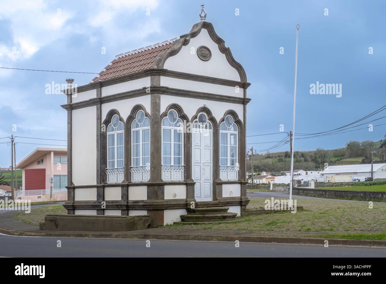 Praia da Vitoria, Terceira, Portugal. Eine bezaubernde „Imperio“-Kapelle auf der Insel Terceira, Azoren, zeigt das einzigartige architektonische Erbe der Insel und Stockfoto