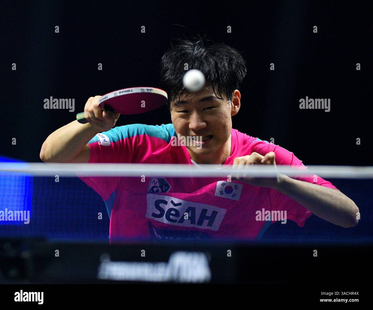 Chennai, Indien. 30. März 2025. Der 18-jährige Oh Jun-sung triumphierte in einem packenden Siebenspiel für Männer im Singles gegen den französischen Konkurrenten Thibault Poret Stockfoto