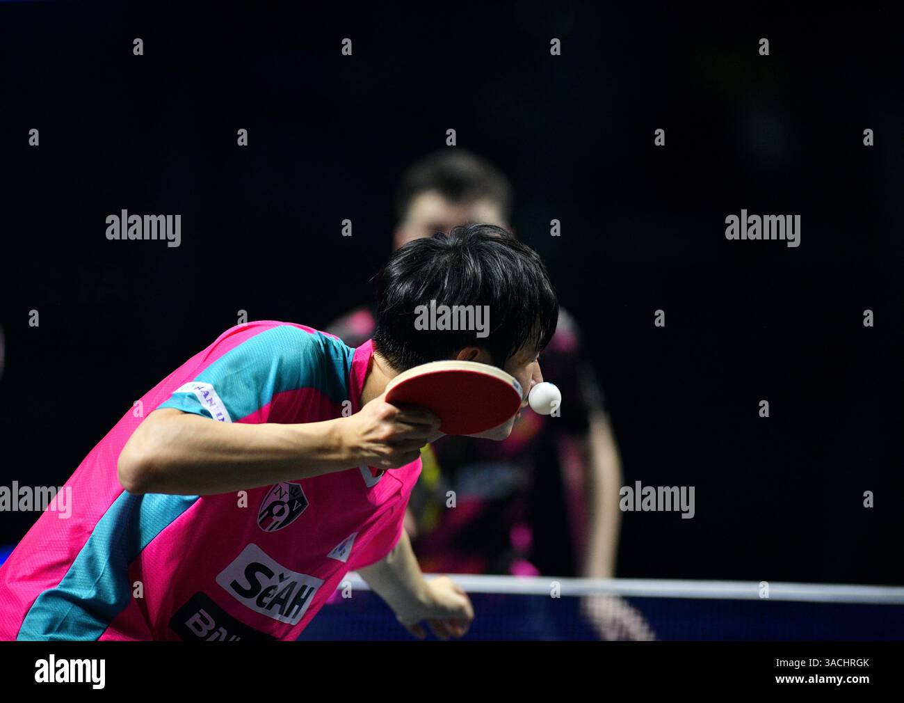 Chennai, Indien. 30. März 2025. Der 18-jährige Oh Jun-sung triumphierte in einem packenden Siebenspiel für Männer im Singles gegen den französischen Konkurrenten Thibault Poret Stockfoto