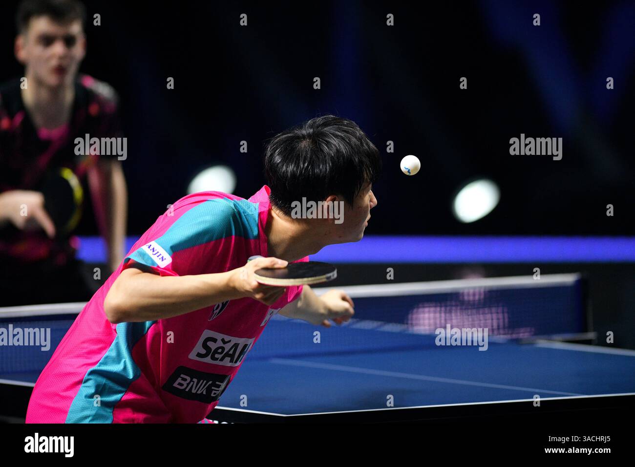 Chennai, Indien. 30. März 2025. Der 18-jährige Oh Jun-sung triumphierte in einem packenden Siebenspiel für Männer im Singles gegen den französischen Konkurrenten Thibault Poret Stockfoto