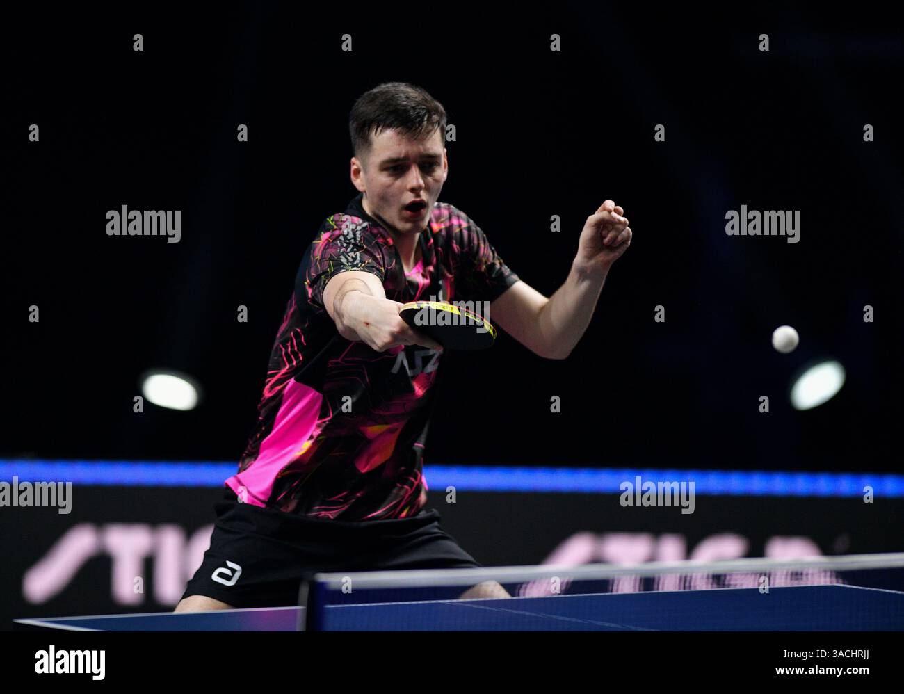 Chennai, Indien. 30. März 2025. Der 18-jährige Oh Jun-sung triumphierte in einem packenden Siebenspiel für Männer im Singles gegen den französischen Konkurrenten Thibault Poret Stockfoto