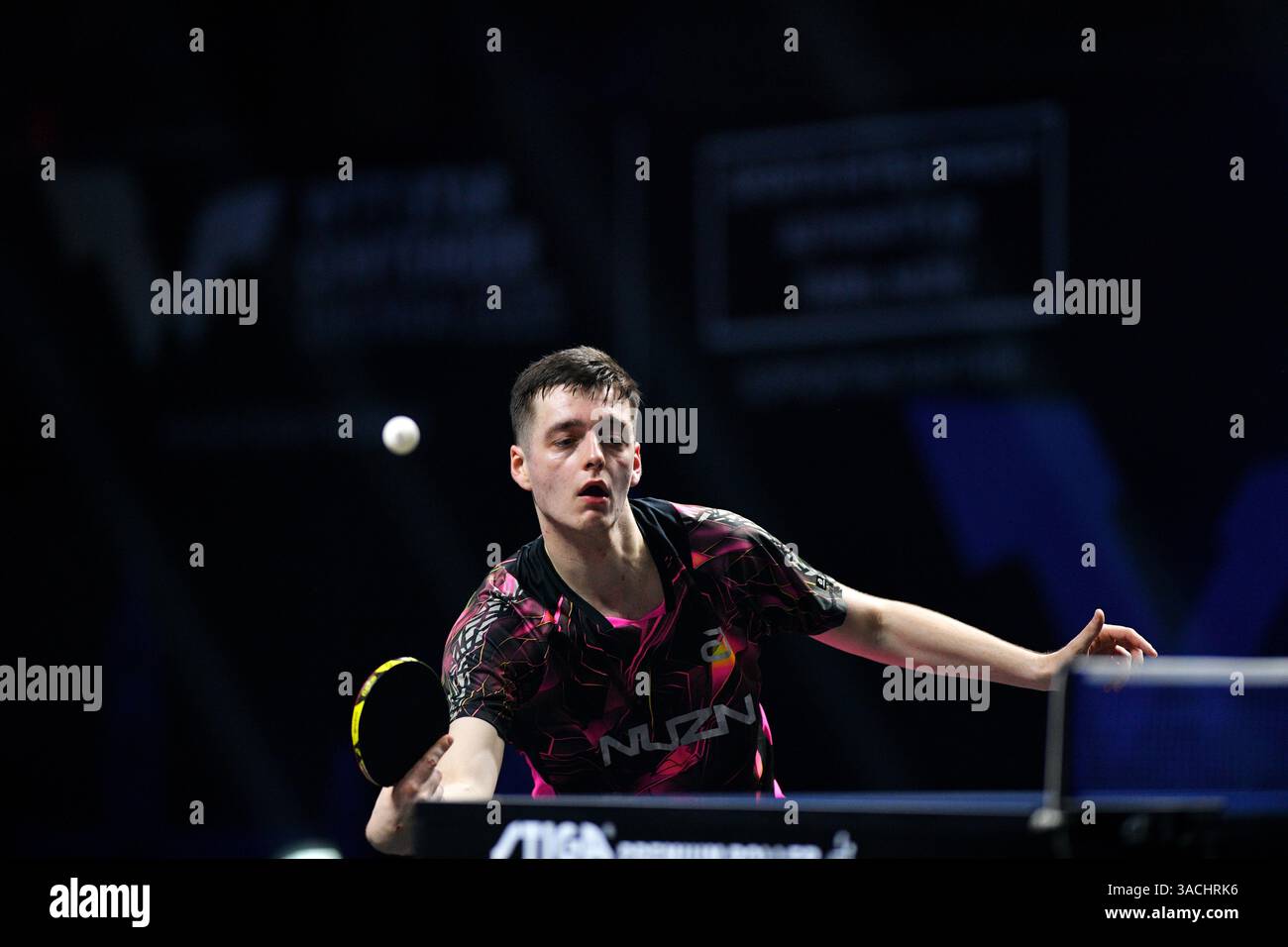 Chennai, Indien. 30. März 2025. Der 18-jährige Oh Jun-sung triumphierte in einem packenden Siebenspiel für Männer im Singles gegen den französischen Konkurrenten Thibault Poret Stockfoto