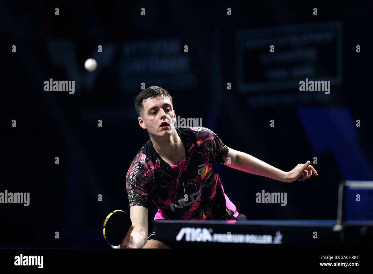 Chennai, Indien. 30. März 2025. Der 18-jährige Oh Jun-sung triumphierte in einem packenden Siebenspiel für Männer im Singles gegen den französischen Konkurrenten Thibault Poret Stockfoto