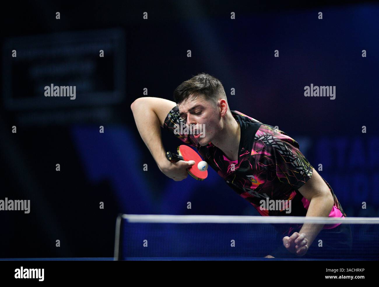 Chennai, Indien. 30. März 2025. Der 18-jährige Oh Jun-sung triumphierte in einem packenden Siebenspiel für Männer im Singles gegen den französischen Konkurrenten Thibault Poret Stockfoto