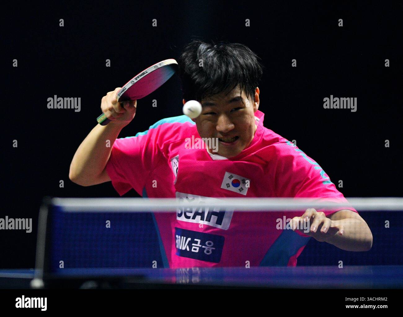 Chennai, Indien. 30. März 2025. Der 18-jährige Oh Jun-sung triumphierte in einem packenden Siebenspiel für Männer im Singles gegen den französischen Konkurrenten Thibault Poret Stockfoto