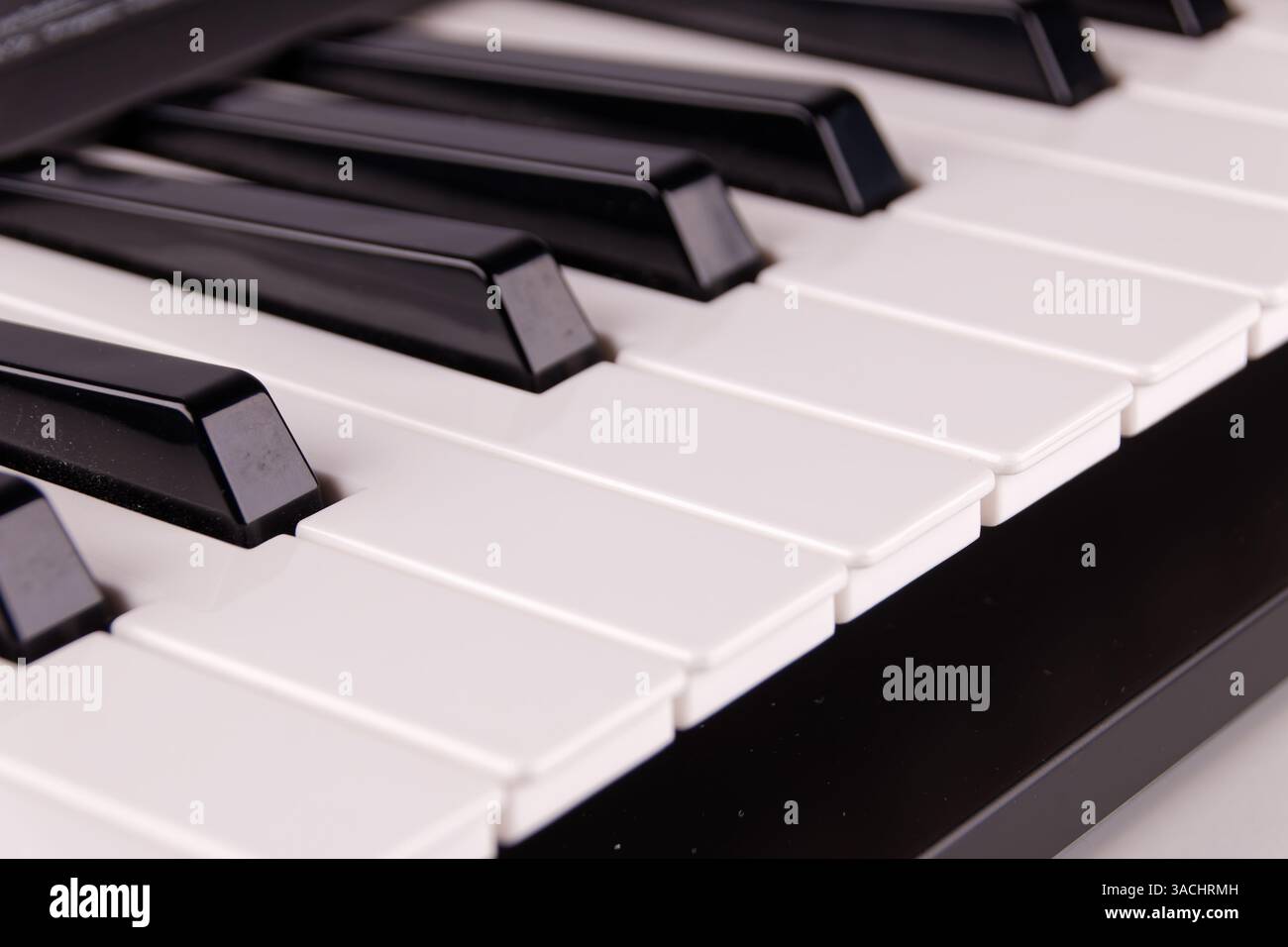 Ansicht einer Musiktastatur mit einer Reihe von Tasten, Nahaufnahme mit Tiefenschärfe Stockfoto