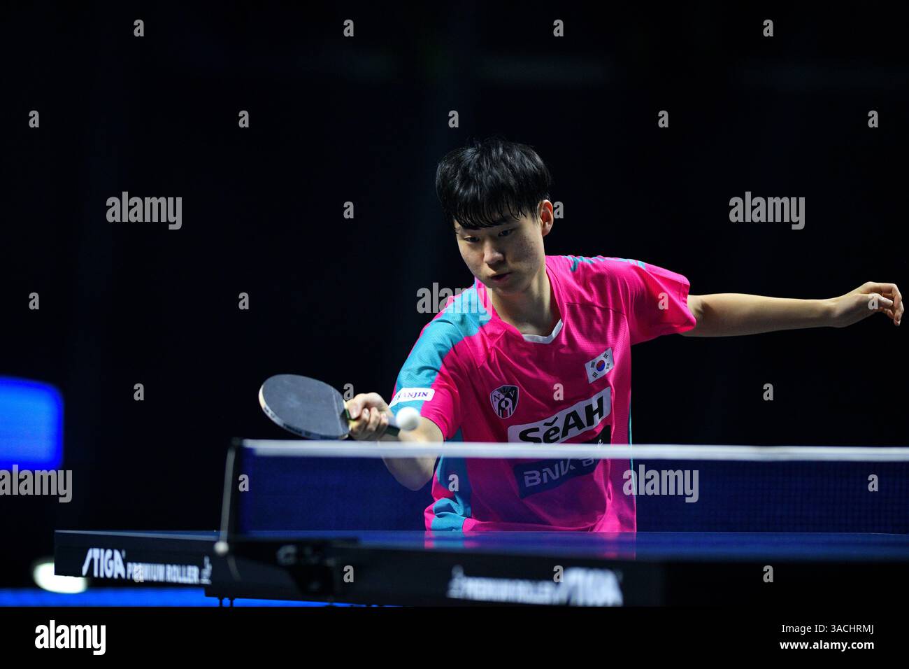 Chennai, Indien. 30. März 2025. Der 18-jährige Oh Jun-sung triumphierte in einem packenden Siebenspiel für Männer im Singles gegen den französischen Konkurrenten Thibault Poret Stockfoto