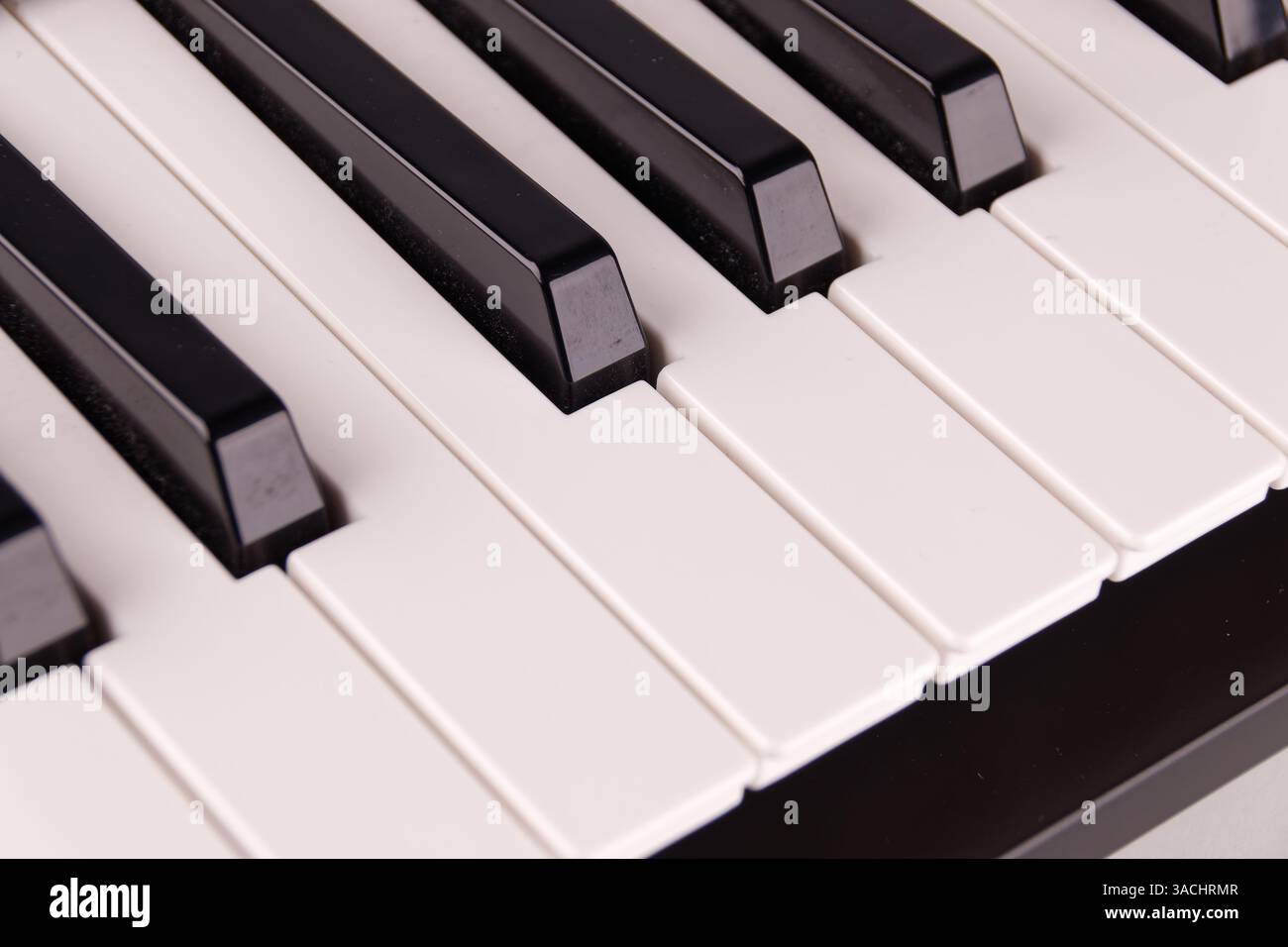 Ansicht einer Musiktastatur mit einer Reihe von Tasten, Nahaufnahme mit Tiefenschärfe Stockfoto