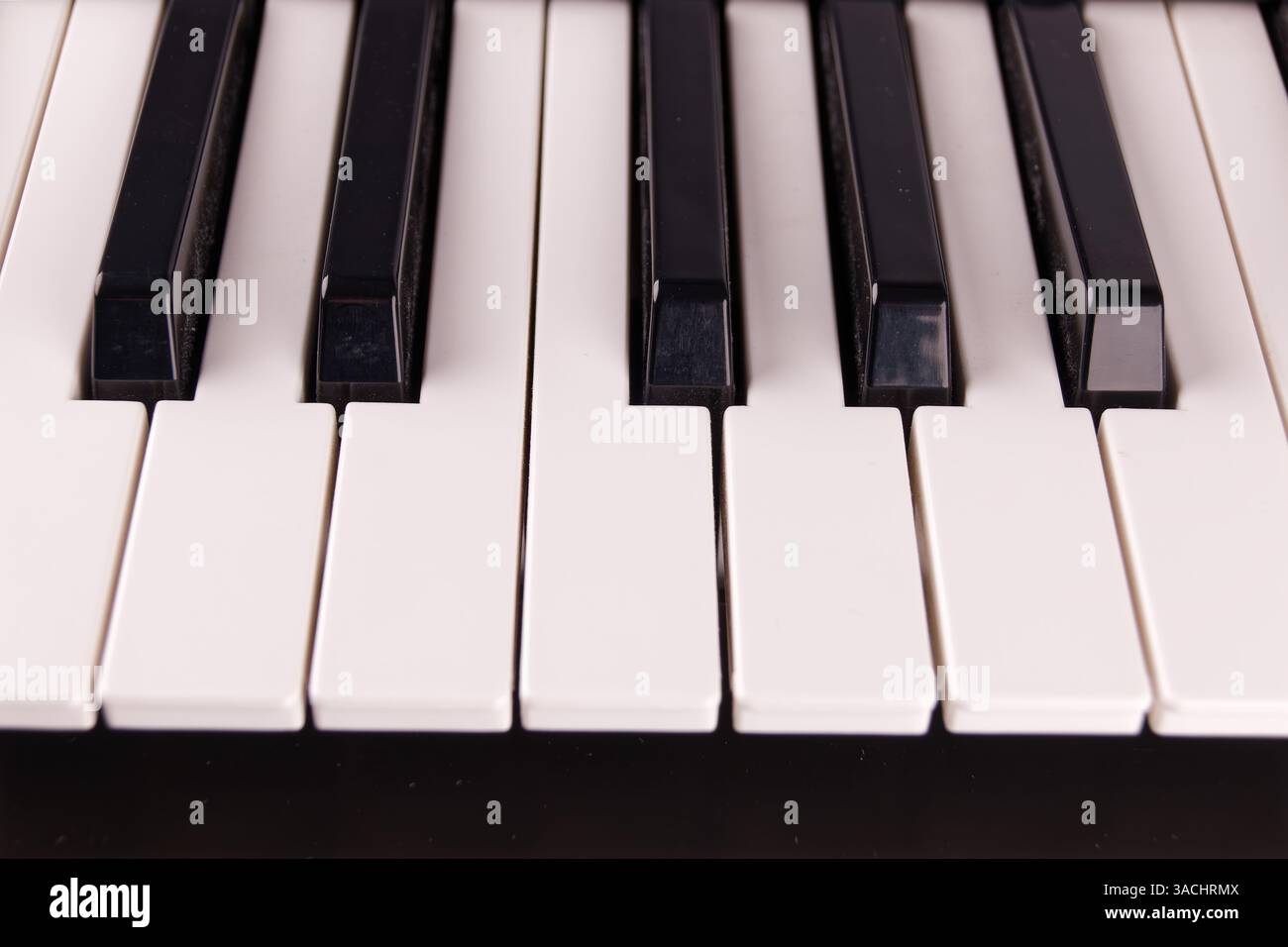 Ansicht einer Musiktastatur mit einer Reihe von Tasten, Nahaufnahme mit Tiefenschärfe Stockfoto
