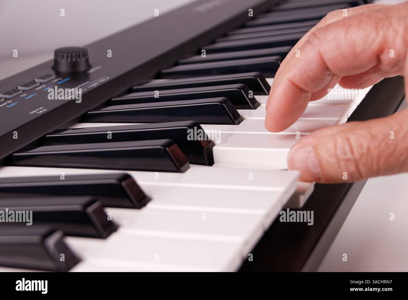 Ansicht einer Musiktastatur mit einer Reihe von Tasten, Nahaufnahme mit Tiefenschärfe Stockfoto