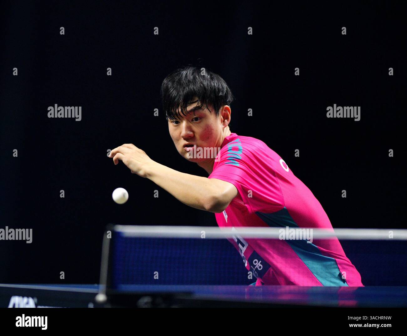 Chennai, Indien. 30. März 2025. Der 18-jährige Oh Jun-sung triumphierte in einem packenden Siebenspiel für Männer im Singles gegen den französischen Konkurrenten Thibault Poret Stockfoto