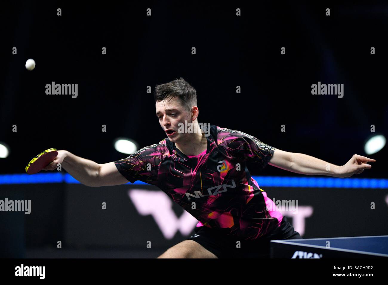 Chennai, Indien. 30. März 2025. Der 18-jährige Oh Jun-sung triumphierte in einem packenden Siebenspiel für Männer im Singles gegen den französischen Konkurrenten Thibault Poret Stockfoto