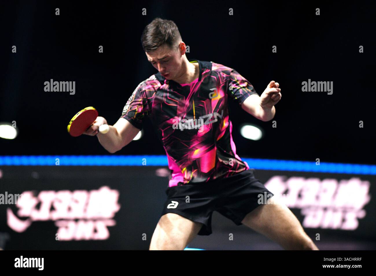 Chennai, Indien. 30. März 2025. Der 18-jährige Oh Jun-sung triumphierte in einem packenden Siebenspiel für Männer im Singles gegen den französischen Konkurrenten Thibault Poret Stockfoto