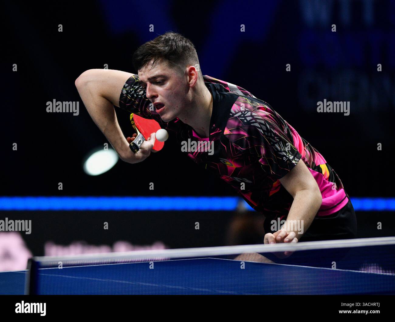 Chennai, Indien. 30. März 2025. Der 18-jährige Oh Jun-sung triumphierte in einem packenden Siebenspiel für Männer im Singles gegen den französischen Konkurrenten Thibault Poret Stockfoto