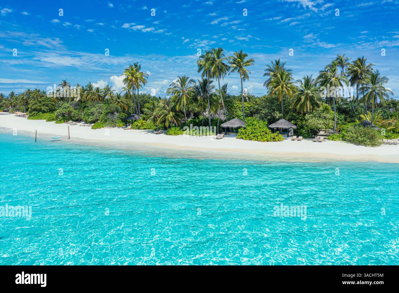 Malediven. Tropischer Paradies Strand, Blick aus der Vogelperspektive auf den friedlichen Meereshimmel, Sandstrand, Palmen. Sonniger Sommerurlaub im Hintergrund. Fantastischer Tourismus Stockfoto