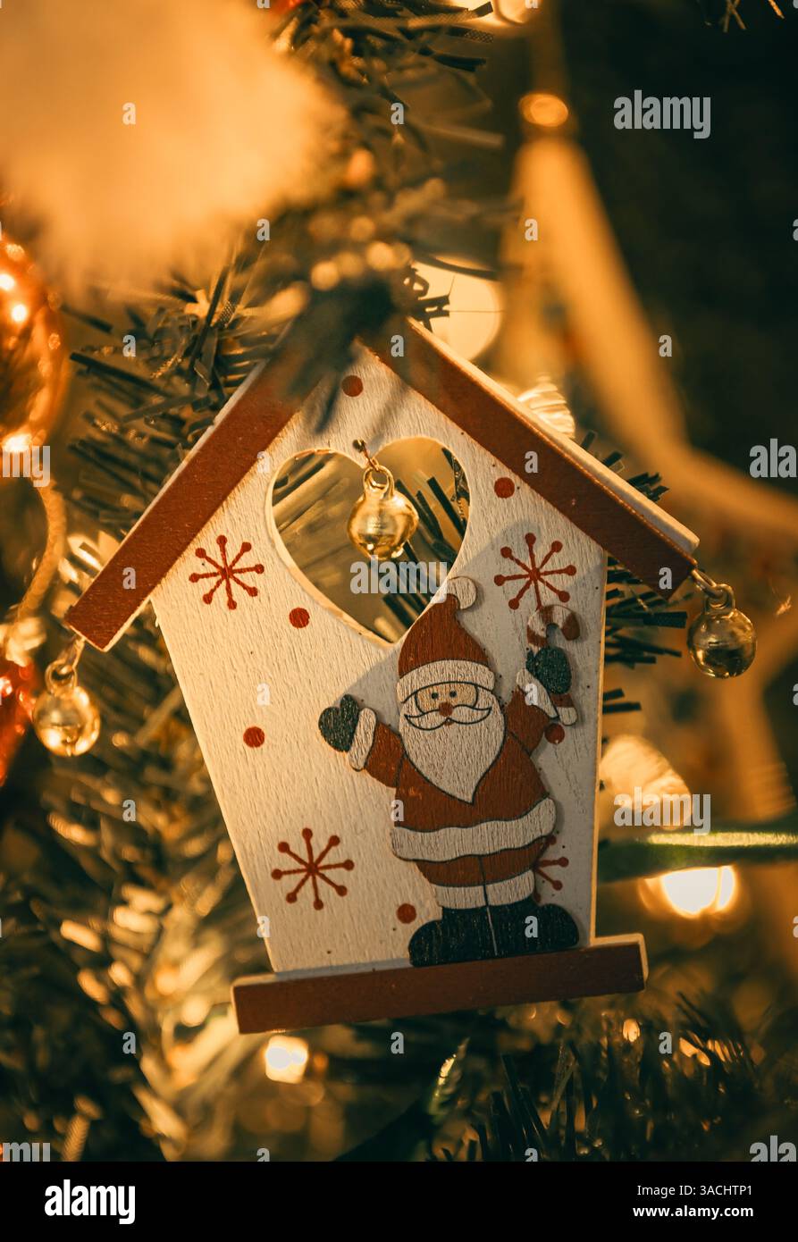 Weihnachtsdekoration das Haus des Weihnachtsmanns - Baumdekoration Stockfoto