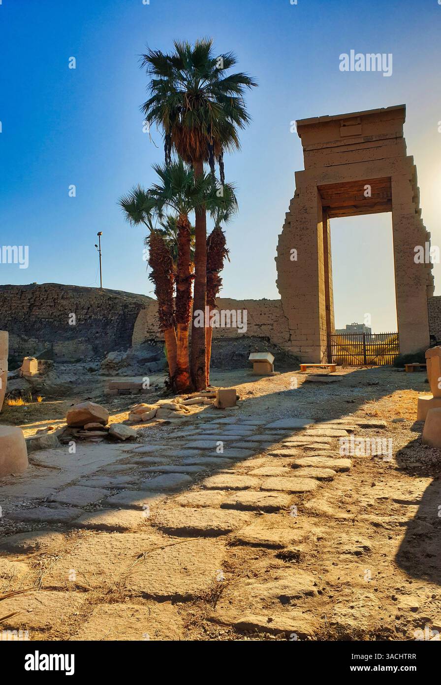 Blick auf das östliche Tor von Nectanebo, erbaut um 370 v. Chr., auch bekannt als Bubastite-Portal oder Tor von Ptolemaios III Euergetes I. im Tempel von Karnak, Ägypten Stockfoto
