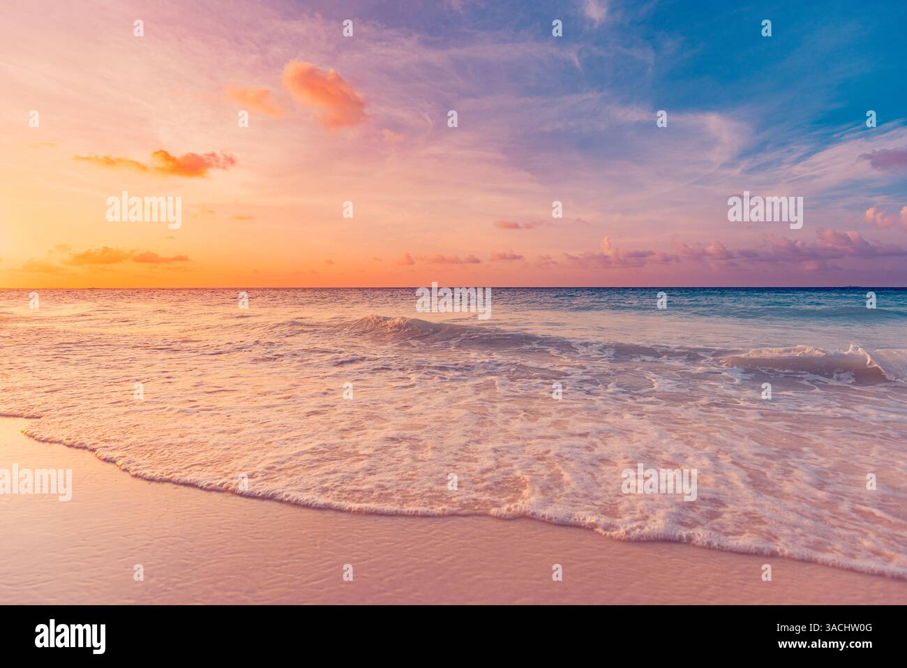 Nahaufnahme Meer Sandstrand. Perfekte Strandlandschaft. Inspirieren Sie den tropischen Strand am Horizont. Orange und goldener Sonnenuntergang, Ruhe, entspannte Wellen Stockfoto