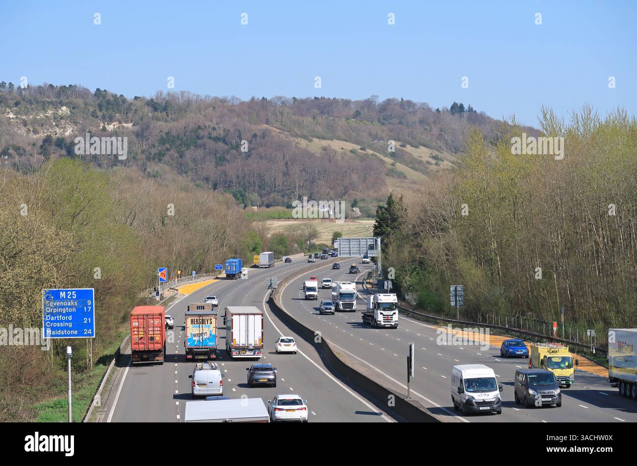 M25 Motorway in Surrey, Großbritannien, zeigt All Lane Running Smart Motorway System mit Notunterkünften auf beiden Seiten. Blick auf den Osten, die North Downs dahinter. Stockfoto