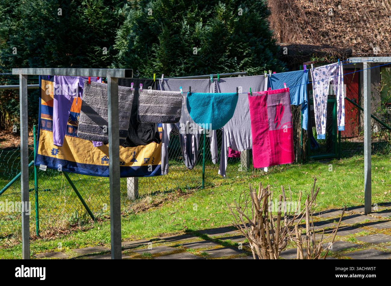 Wäschetrocknung in der Sonne im Waschbereich Stockfoto
