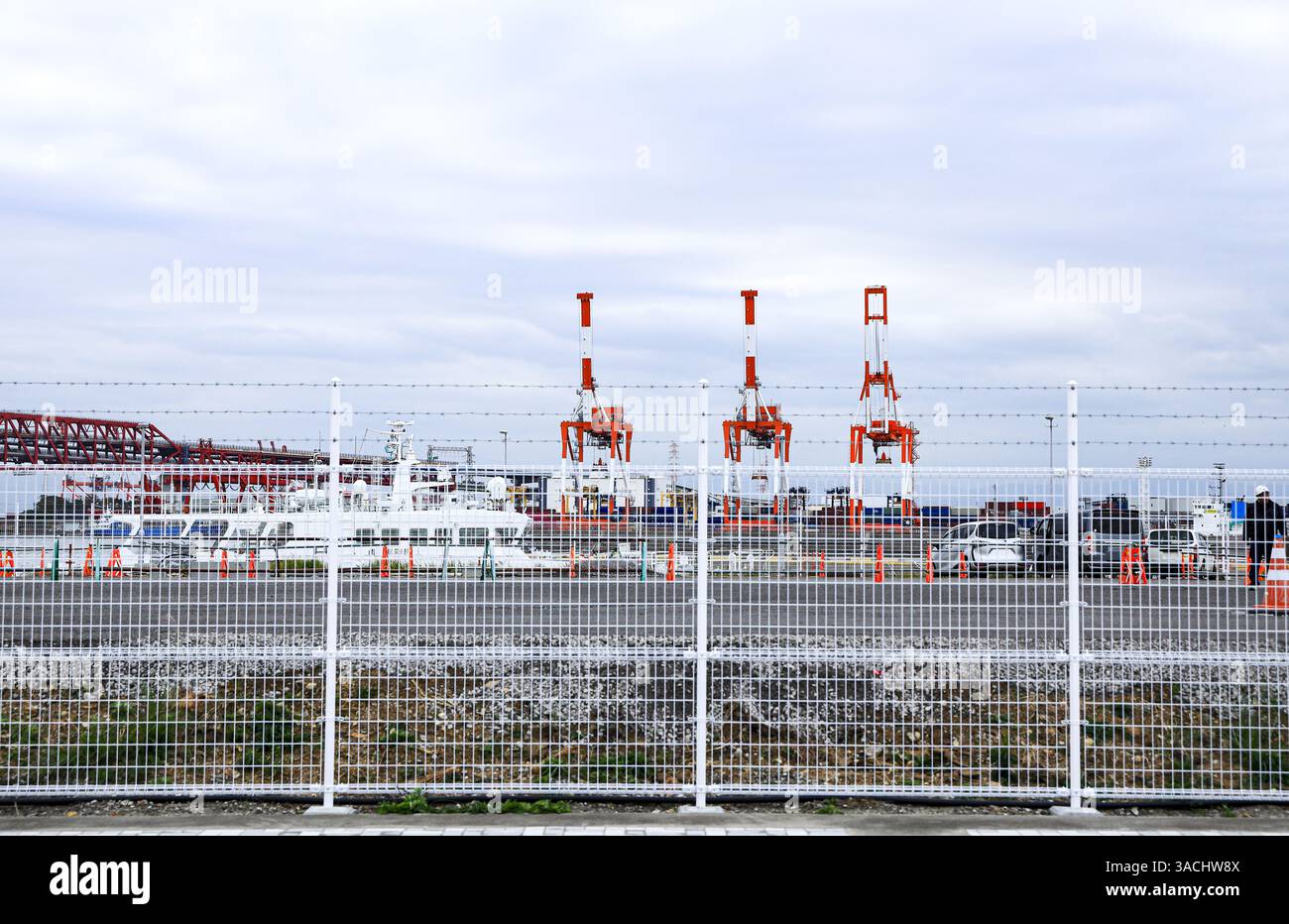 Weißer Stahlrostzaun aus Draht, Industrieschutzzaun aus Gitterdraht für den Grenzbereich des Hafens, pvc-Metallzaun. Stockfoto