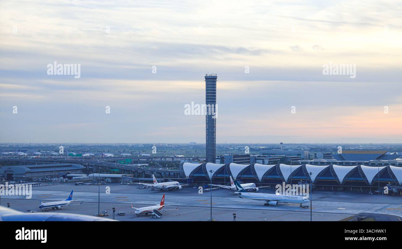 Blick auf den ATC-Turm am internationalen Flughafen Suvarnabhumi am Morgen. Stockfoto